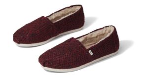 red sweater toms