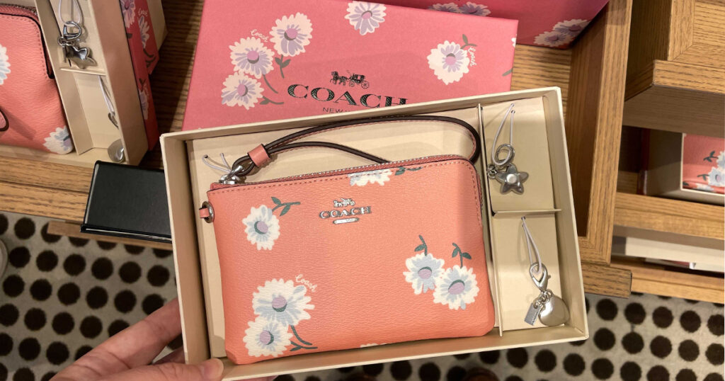 Boxed Corner Zip Wristlet With Daisy Print