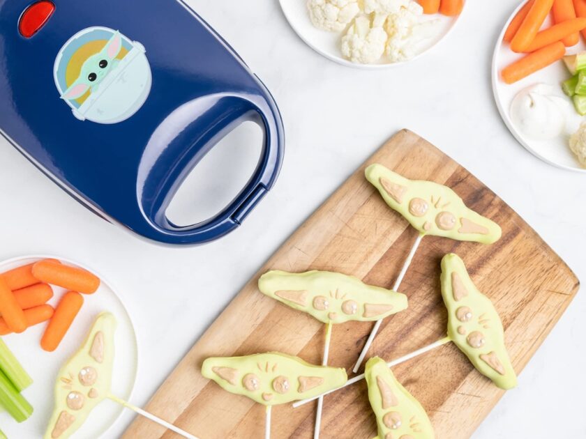 Uncanny Brands Star Wars The Mandalorian Grogu Cake Pop Maker