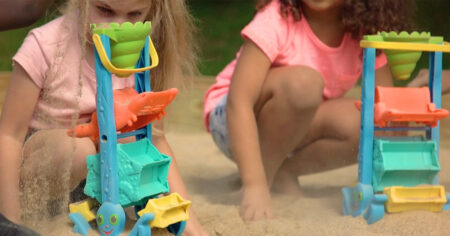Melissa Doug Seaside Sidekicks Sand and Water Sifting Funnel