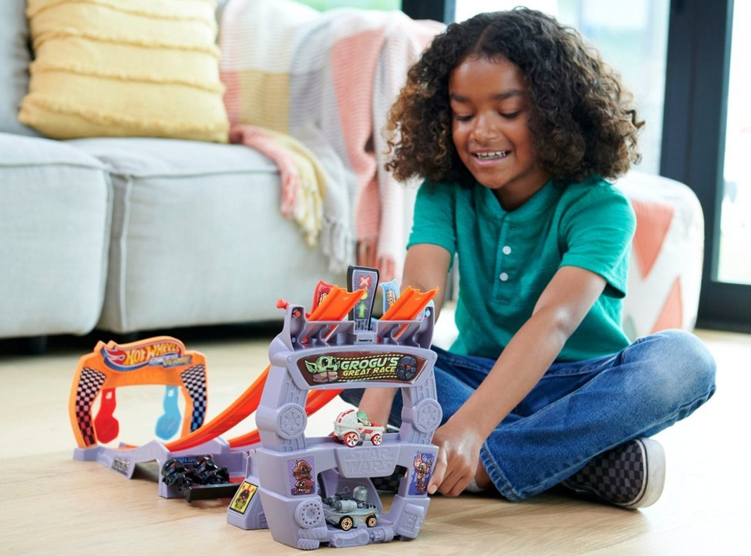 kid playing with a Hot Wheels set