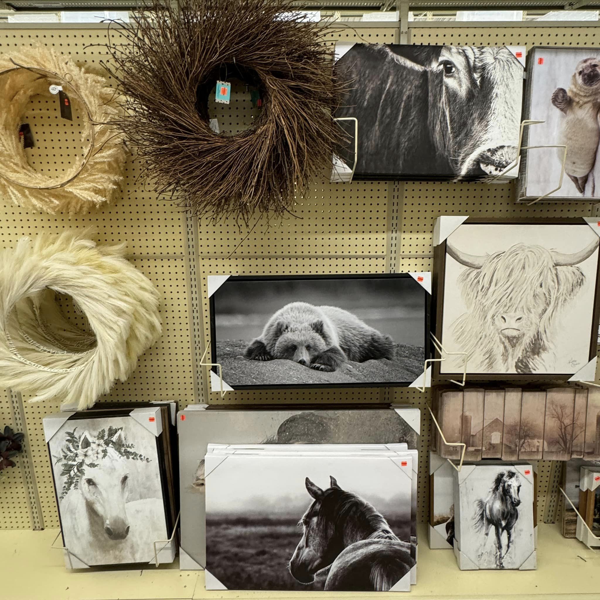 HL Wall Decor display of wall decor