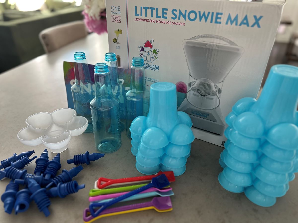 Little Snowie snowcone machine and accessories
