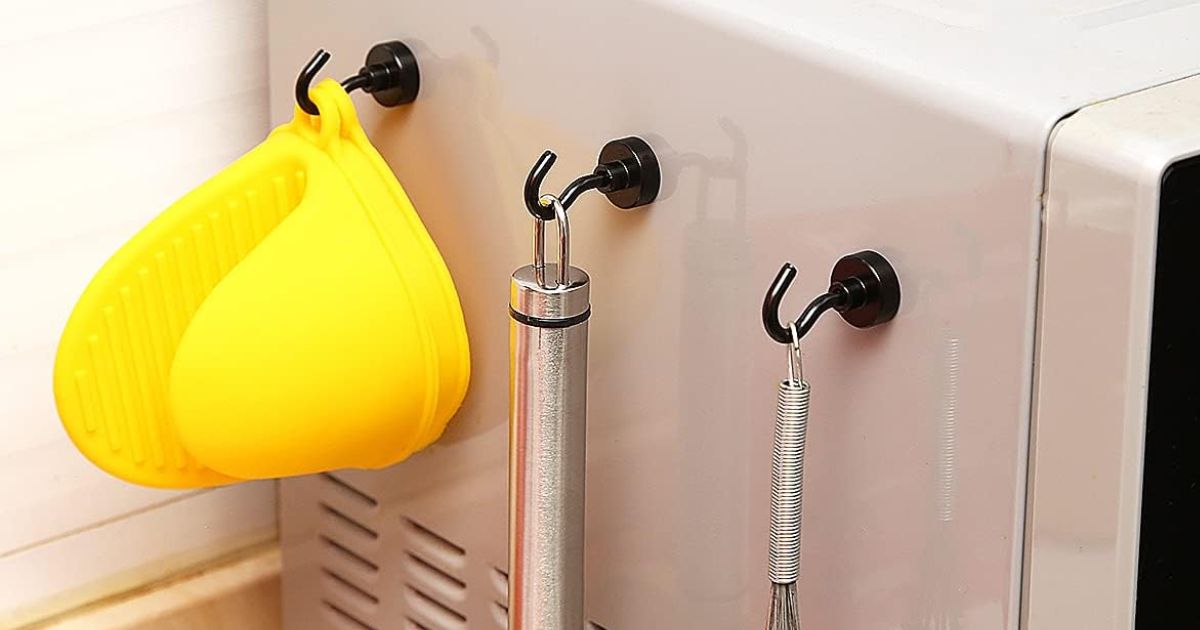 Magnetic hooks on a microwave