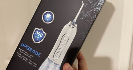 hand holding a water flosser