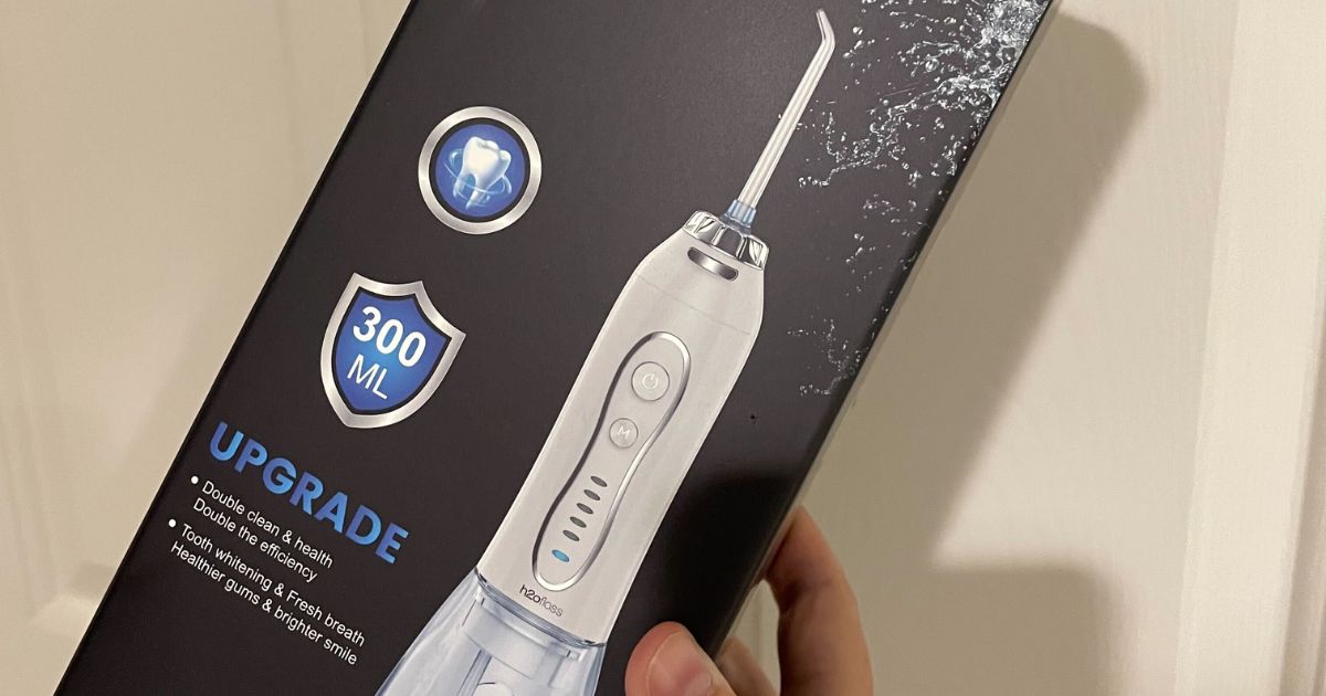 hand holding a water flosser