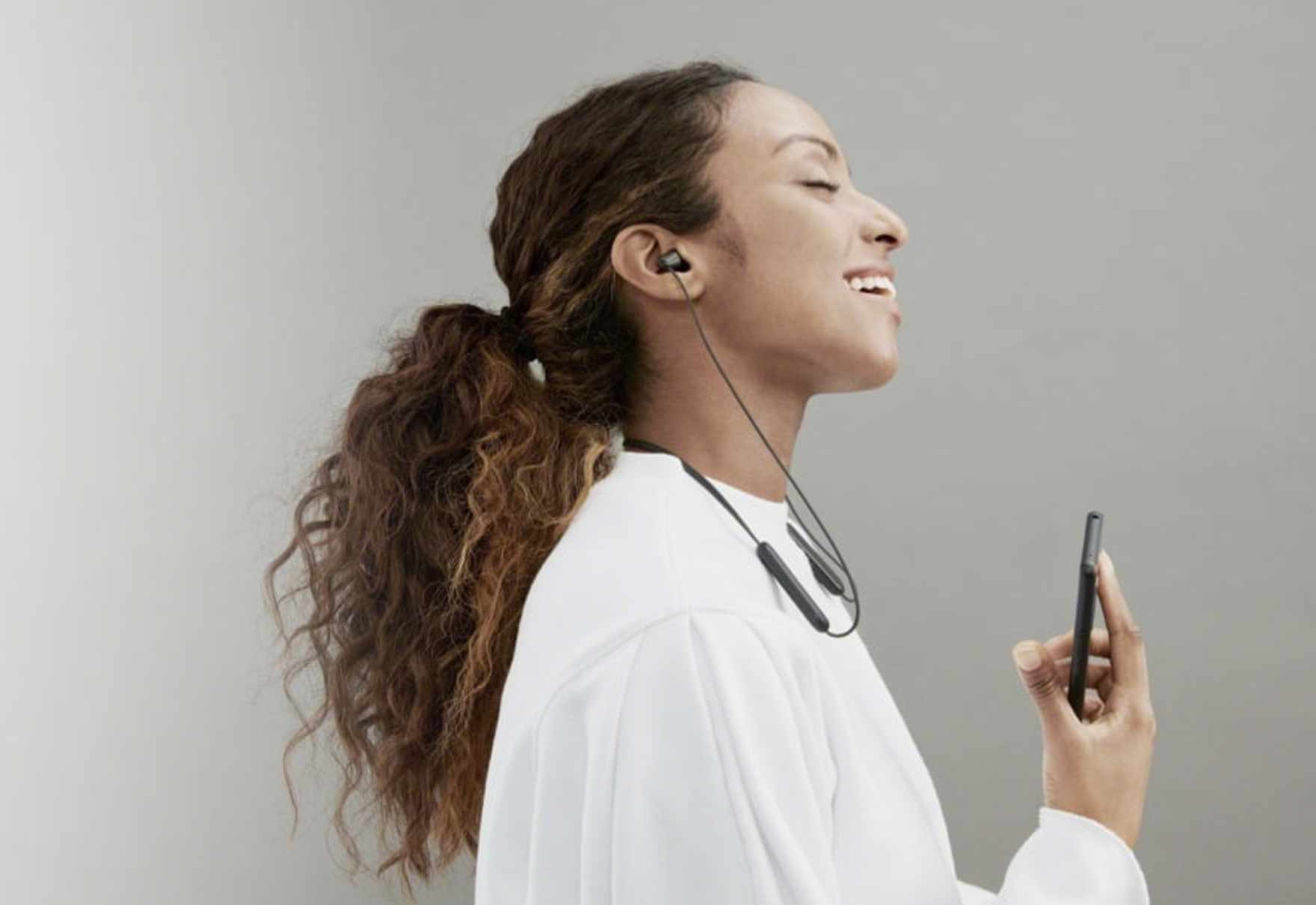 WI C100 Wireless In ear Headphones woman wearing earbuds