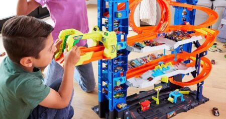 kids playing with the Hot Wheels Ultimate Garage